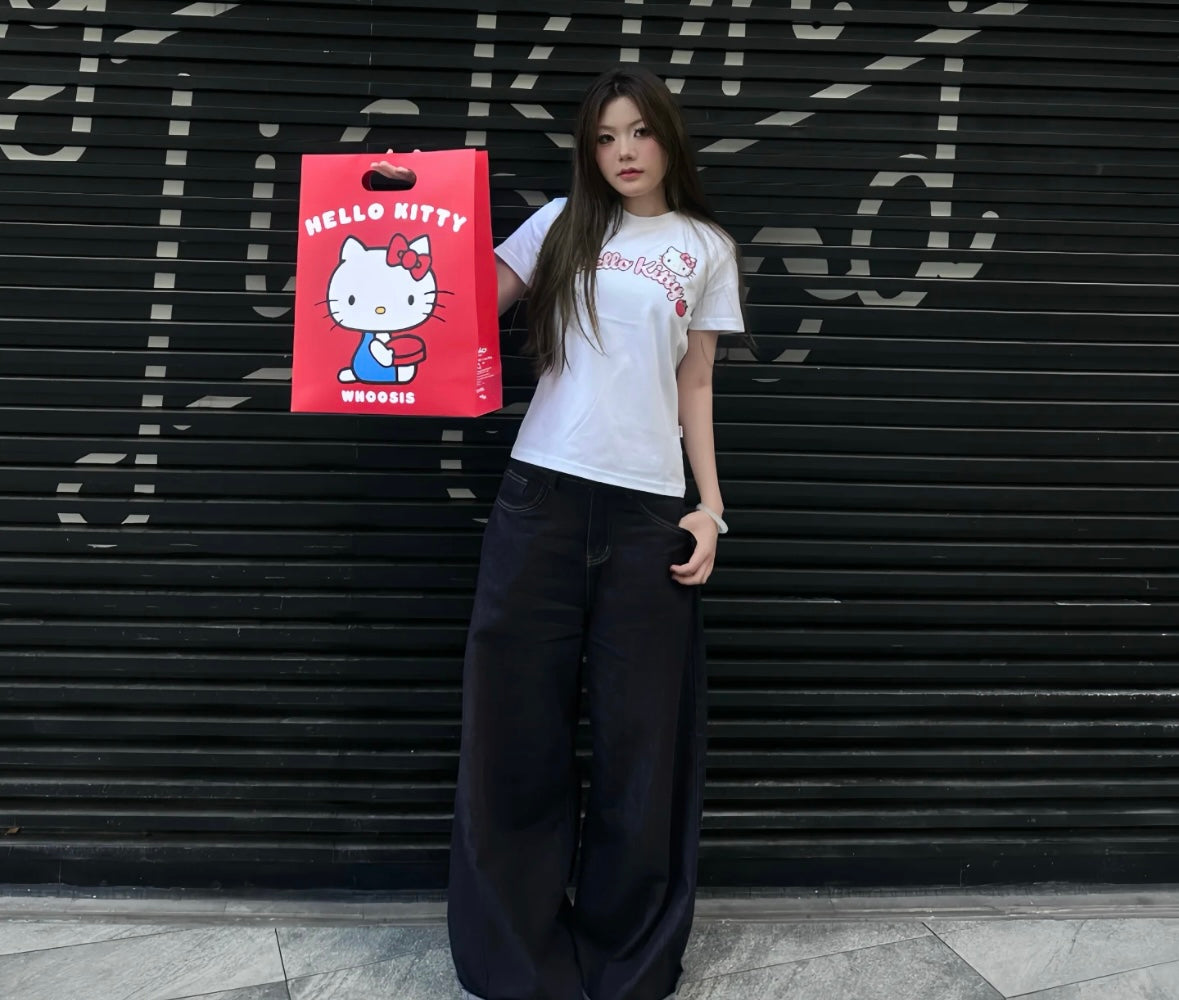 HELLO KITTY × WHOOSIS 弧形Logo貼布Tee