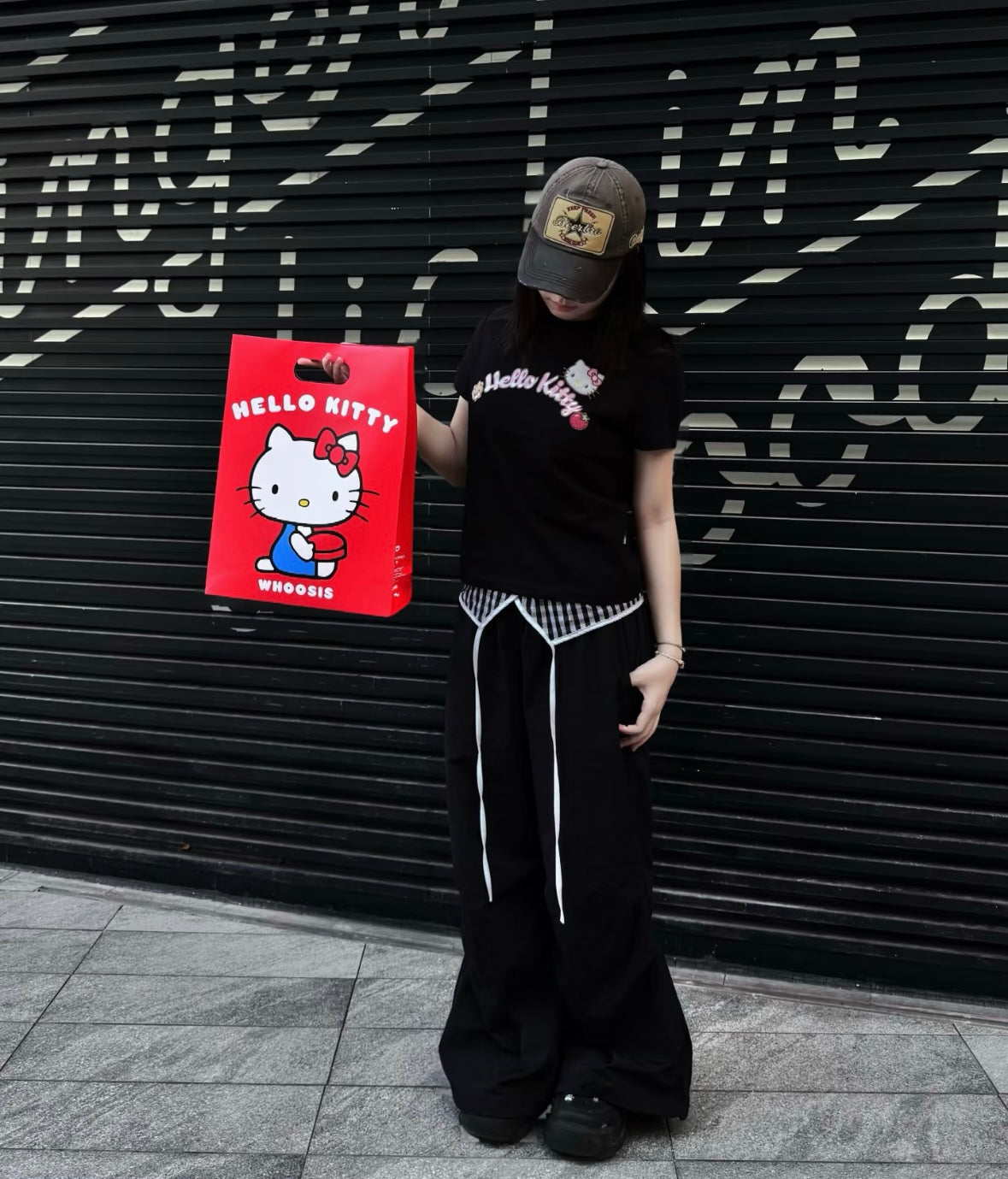 HELLO KITTY × WHOOSIS 弧形Logo貼布Tee