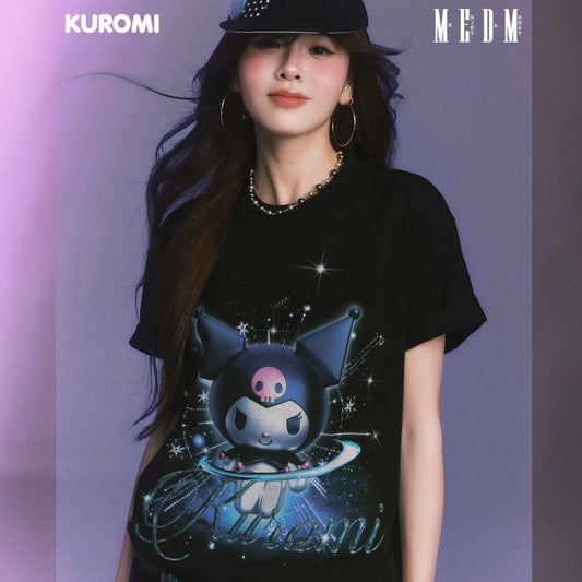 JGMM SELECT 黑色短袖T恤,印有庫洛米和星空圖案,適合甜酷風格。