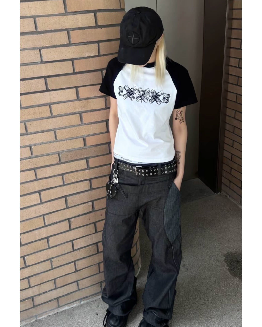 TBHNP 蝙蝠植絨圖騰短款短袖（女）