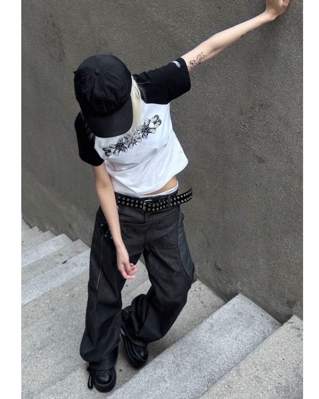 TBHNP 蝙蝠植絨圖騰短款短袖（女）