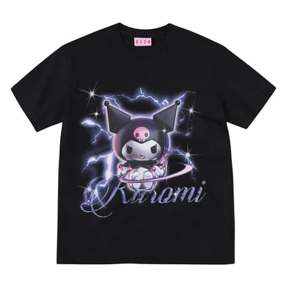 JGMM SELECT 黑色短袖 T 恤，印有 Kuromi 圖案，搭配閃電和星星背景，適合甜酷風格。