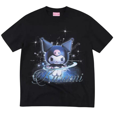 JGMM SELECT 黑色短袖 T 恤，印有 Kuromi 和 Cinnamoroll 聯名圖案，帶有宇宙星空背景。